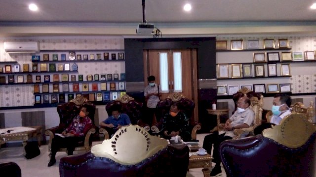 Iksan Iskandar bersama Forkopimda Jeneponto laporkan perkembangan Covid-19 ke Wagub Sulsel via video confrence. (ist)