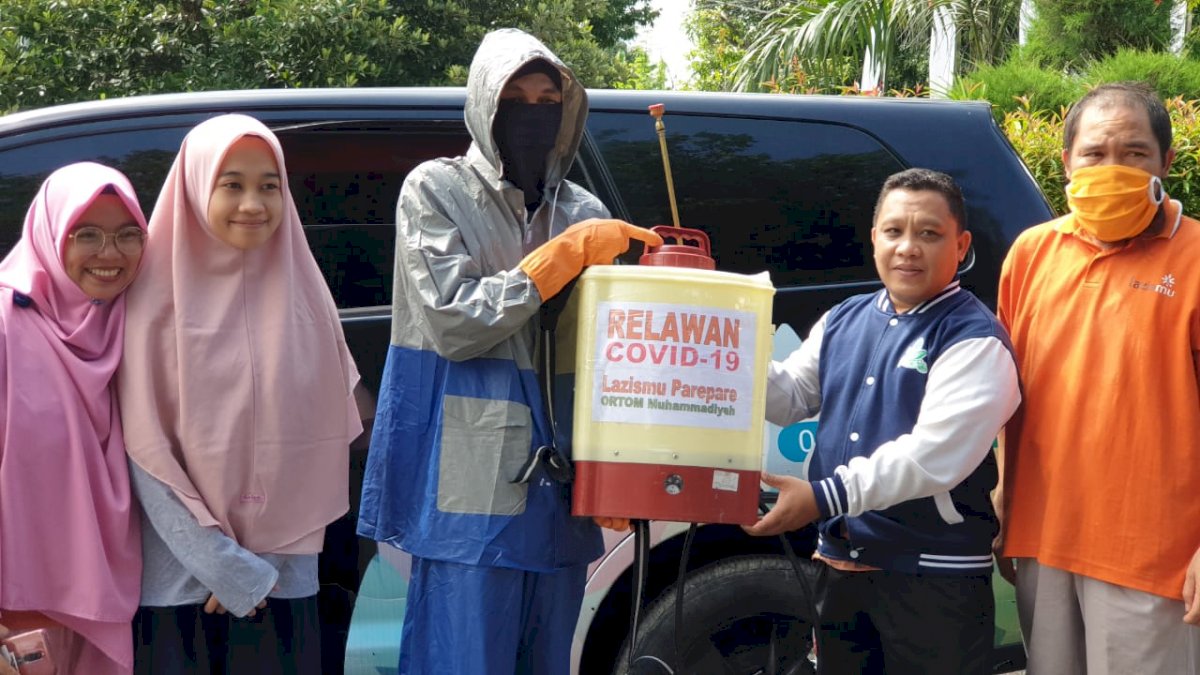 Lazismu-PKK Parepare Salurkan Bantuan Pangan ke Warga Rentan Covid-19