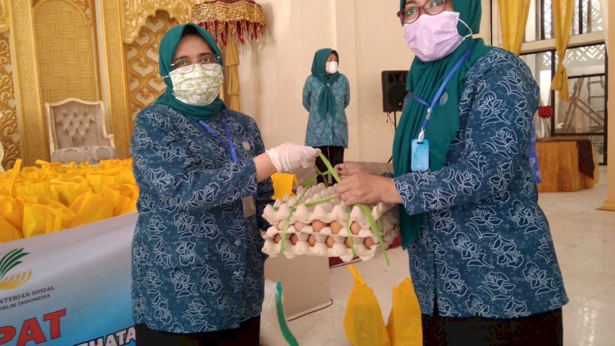 PKK Makassar Terima 5000 Paket Bantuan Sembako dari PKK Provinsi