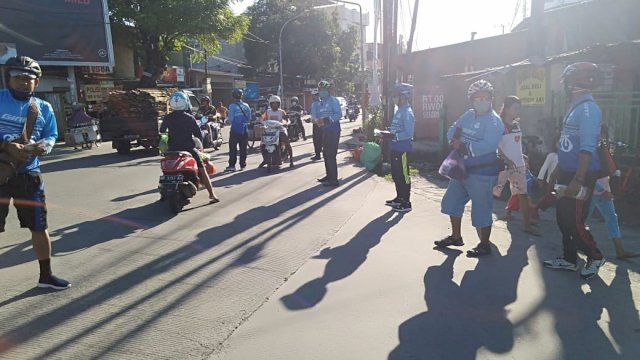 Komunitas Pesepada RL bagikan masker ke pengguna jalan di Jl Teuku Umar, Kecamatan Tallo. (ist)