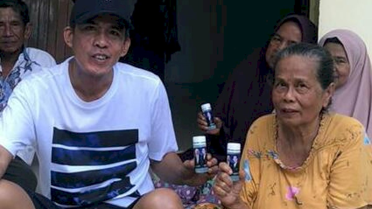 Legislator NasDem Sulsel Bagikan APD ke Warga Bone Secara Cuma-cuma