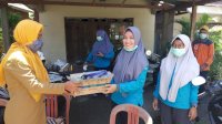 Aksi Solidaritas, Disparbud Sinjai Serahkan Bingkisan ke Petugas Posko Covid-19
