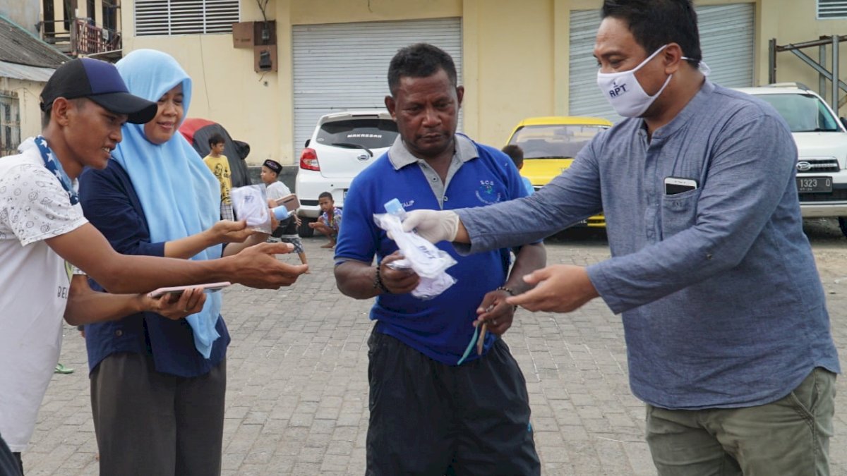 Relawan APT Peduli Bagi Masker dan Hand Sanitizer di TPI Paotere
