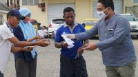 Relawan APT Peduli Bagi Masker dan Hand Sanitizer di TPI Paotere
