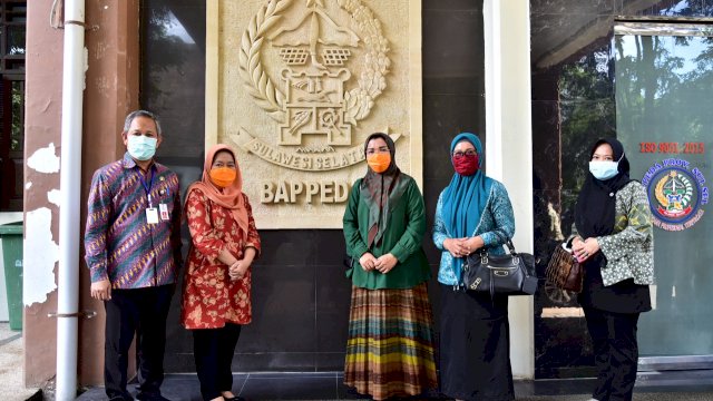 Prof Yusran dan Liestaty Nurdin usai pembagian sembako di Kantor Bappelitbangda Sulsel. (ist) 