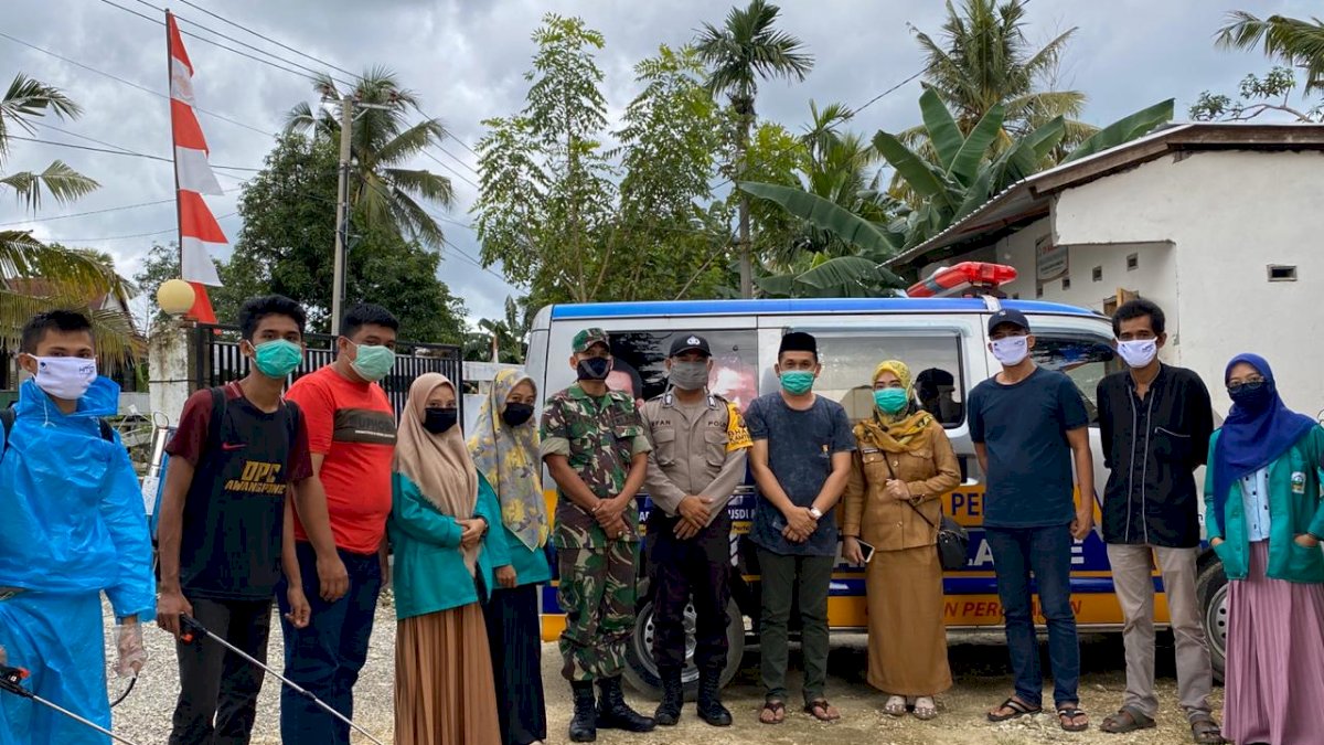 Tak Kenal Lelah, Muhammad Terus Lakukan Penyemprotan Disinfektan di Bone