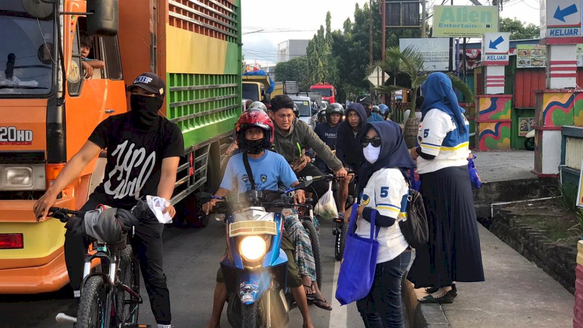 NasDem Pinrang Bagi-bagi Masker dan Anti Septik di Trans Sulawesi