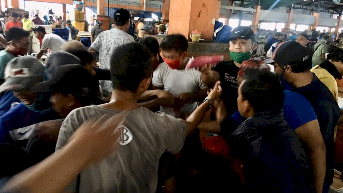 Legislator Makassar Rachmat Taqwa Bagikan Masker di Pelalangan Ikan Paotere