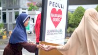 Claro Makassar Bagi Makanan Gratis Setiap Hari Selama 2 Bulan