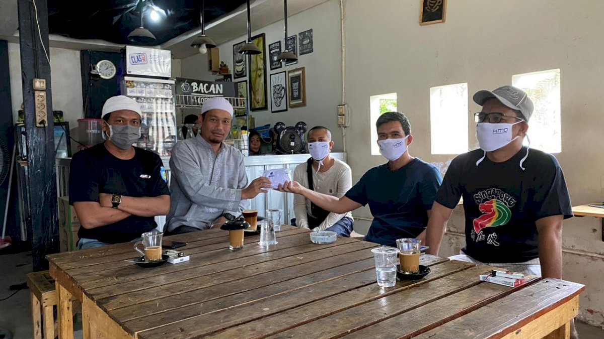 Legislator DPRD Sulsel Ini Kembali Bagikan Ribuan Masker ke Warga Bone