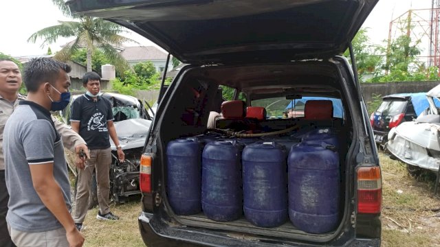 Barang bukti mobil yang diamankan berisi jeriken. (ist)