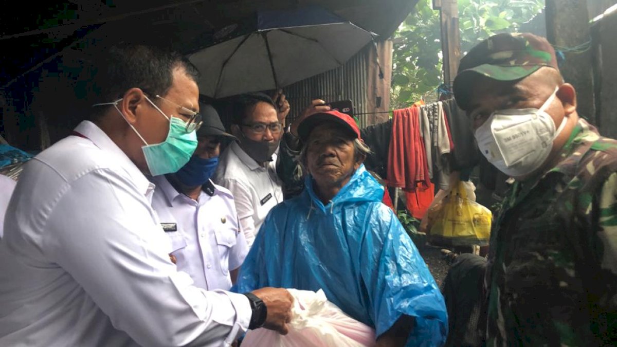 Iqbal Mulai Bagikan Sembako ke Warga Terdampak Covid-19