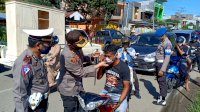 Polres Sinjai Bagi-bagi Masker ke Pengguna Jalan