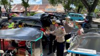 Peduli Masyarakat, Dirlantas Polda Sulsel Bagi-bagi Masker Gratis
