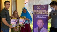 Muhammad Bagi Sembako ke Warga Terdampak Covid-19 di Bone