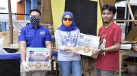 Sekretaris Demokrat Sulsel Bagi-bagi APD dan Sembako ke Warga Pinrang