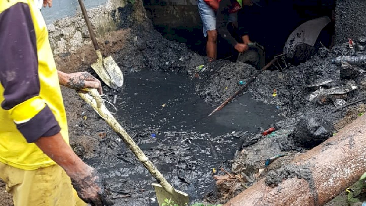 Petugas Kebersihan Parepare Rutin Keruk dan Bersihkan Sampah