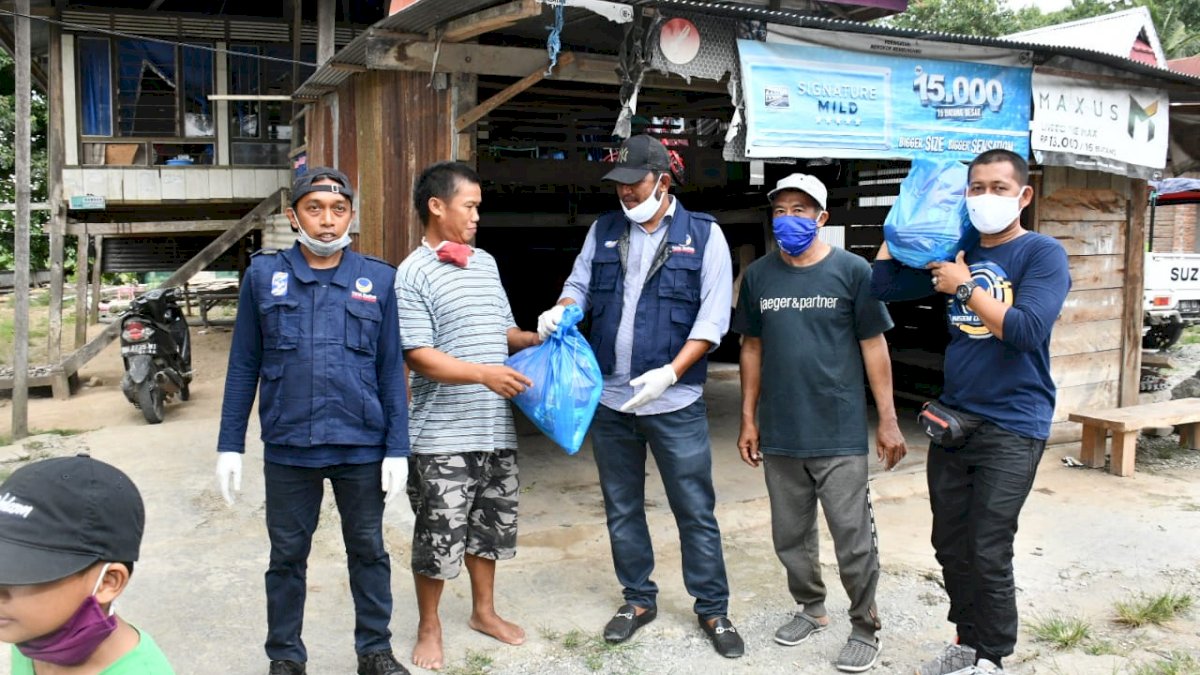 Syahar Salurkan Ratusan Paket Sembako ke Warga Terdampak Covid-19 di Sidrap
