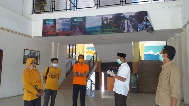Bupati Sinjai Andi Seto Asapa mengecek persiapan Hotel Sinjai jadi tempat isolasi pasien corona. (ist) 