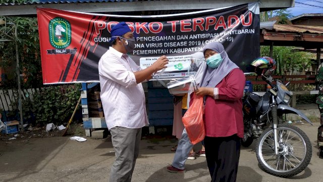 Penyerahan bantuan ke Posko Covid-19 Sinjai. (ist)