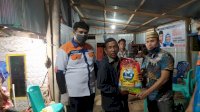 Bantu Warga Maros Terdampak Covid-19, Chaidir Syam Bagi-bagi Beras