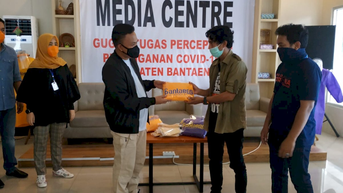 Bupati Bantaeng Serahkan Bantuan APD ke JPK Sulsel
