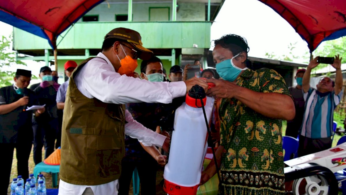 Nurdin Beri Bantuan Kelompok Tani Lakkang, Ini Harapan Rudianto Lallo