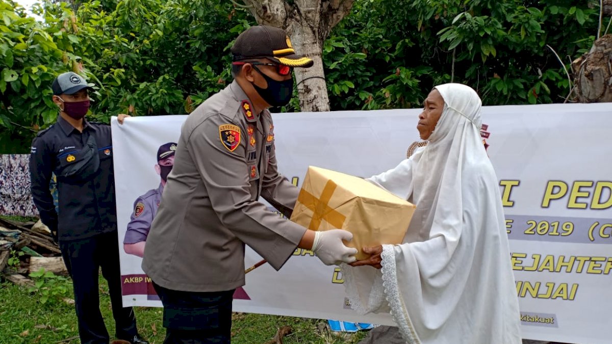 Bagi-bagi Sembako, Polres Sinjai Minta Warga Patuh Imbauan Pemerintah