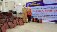 Disdik Sulsel Serahkan Bantuan 1500 Paket Sembako, 2500 Masker ke Nurdin Abdullah