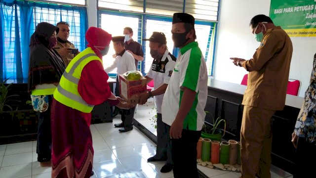 Penyaluran bantuan paket sembako kepada petugas kebersihan di DLH Jeneponto. (ist)