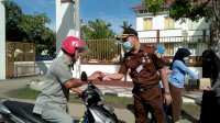 Cegah Corona, Kejari Sinjai Bagi-bagi Masker dan Sabun Cuci Tangan