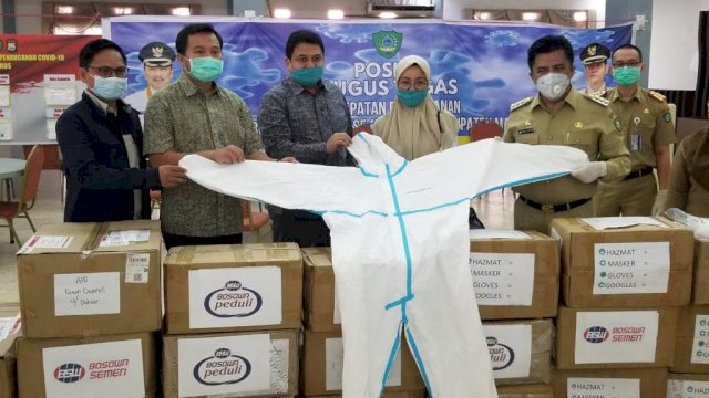 Bupati Maros Hatta Rahman terima bantuan APD dari Bosowa Semen. (Sulselsatu/Indra Sadli Pratama)