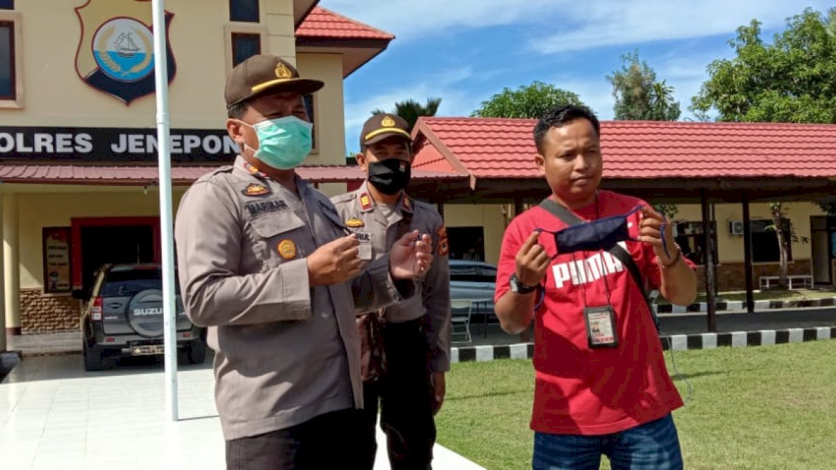 Cegah Covid-19, Polres Jeneponto Bagi-bagi Masker ke Jurnalis