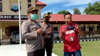 Cegah Covid-19, Polres Jeneponto Bagi-bagi Masker ke Jurnalis