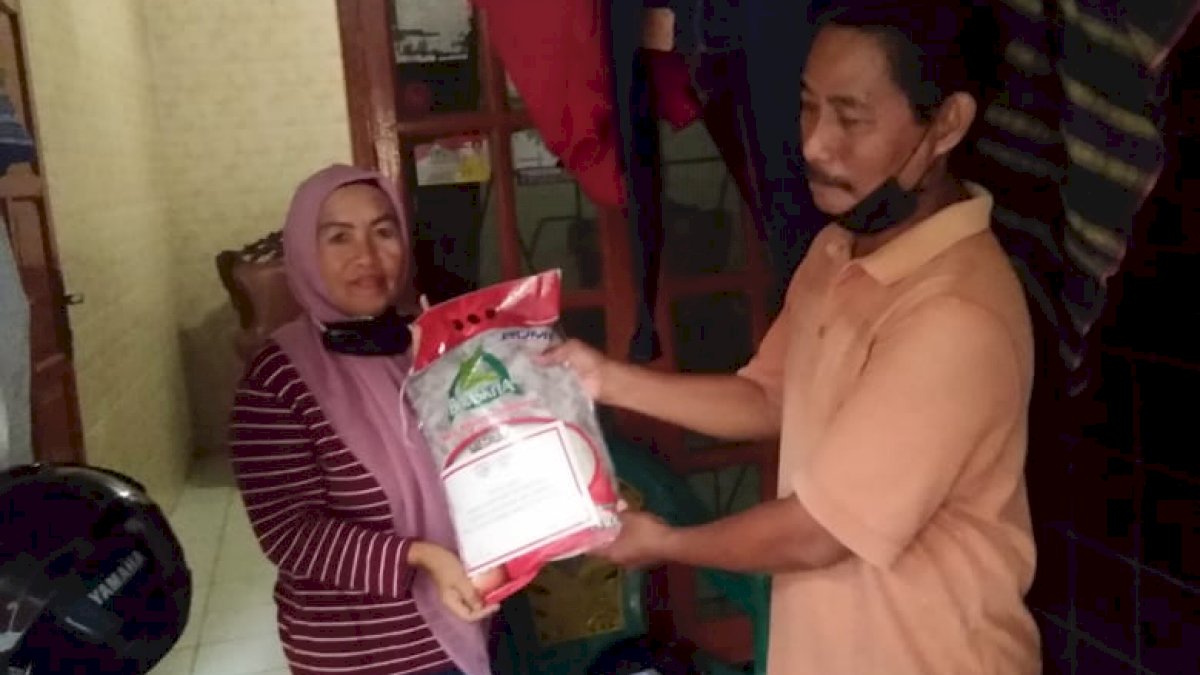 Usai Bagikan APD, Kini Fadli Ananda Bagi Beras ke Warga Terdampak Corona