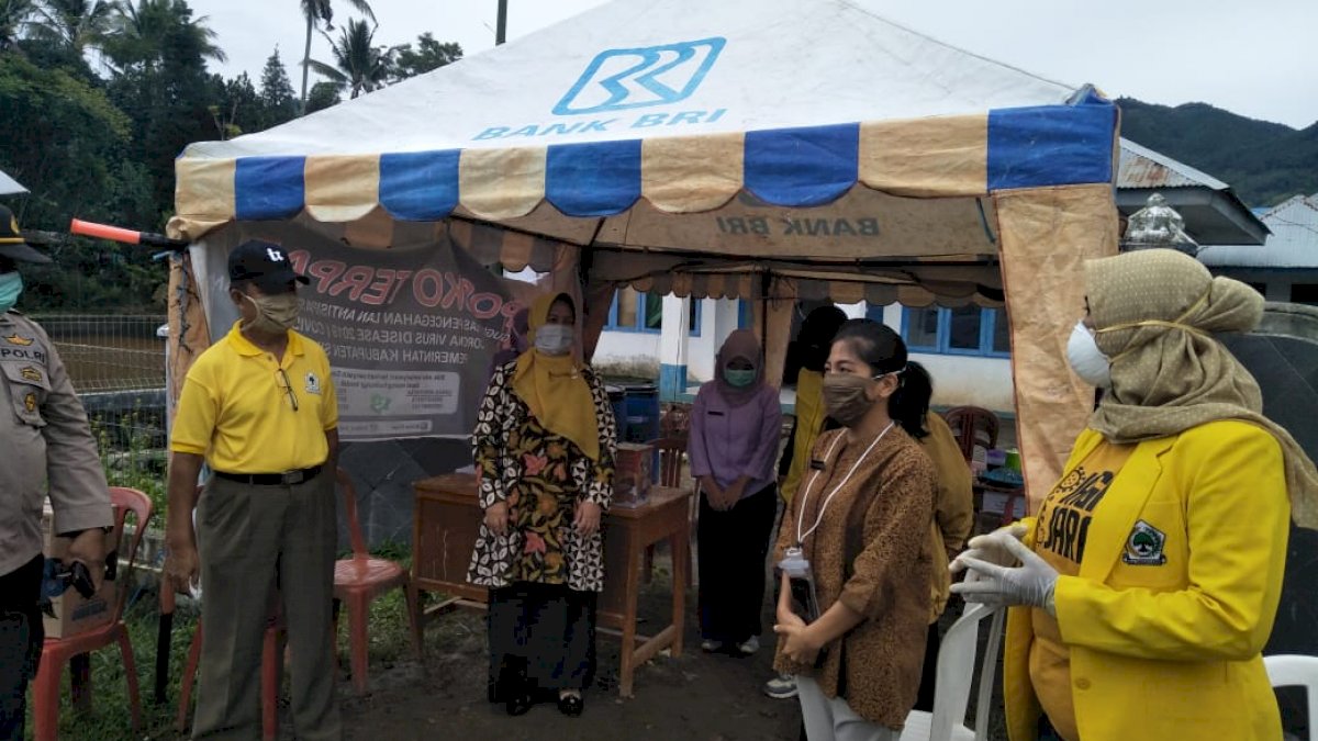 Kunjungi Posko Sinjai Barat, Wabup Kartini Semangati tim Medis