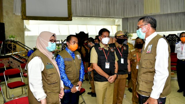 Penyerahan bantuan APD karya binaan BLK Bantaeng ke Pemkab Sinjai. (ist)