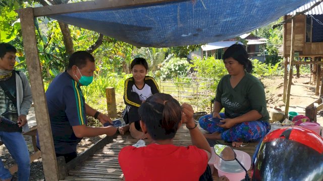 Darwis Sani bagi-bagi sembako dan cairan disinfektan. (ist)