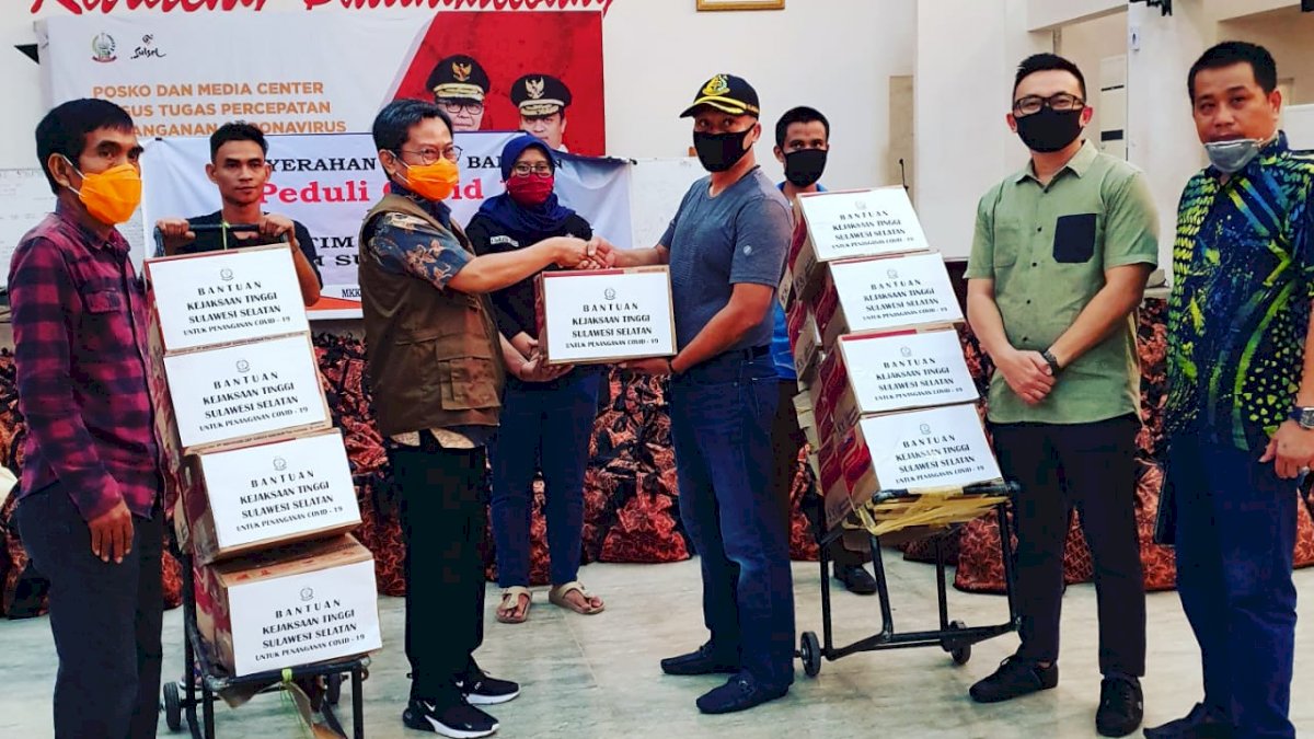 Kejati Sulsel Salurkan 200 Dus Mie Instan Untuk Masyarakat Terdampak Covid-19