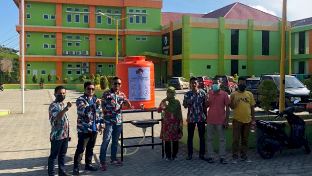 Penyerahan bantuan alat cuci tangan oleh ormas Garda Nusantara Sinjai. (ist)