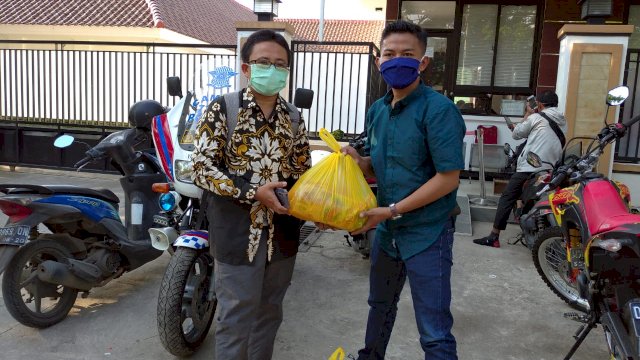 Mahasiswa tak mudik dapat sembako dari Wagub Sulsel Andi Sudirman Sulaiman. (ist)