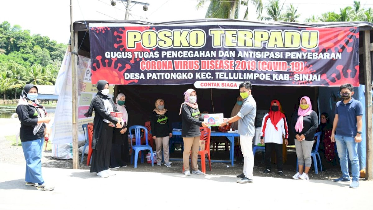 Himteskes Dinkes Sinjai Bagikan Bingkisan Untuk Petugas Posko Penanganan Covid-19