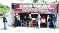 Himteskes Dinkes Sinjai Bagikan Bingkisan Untuk Petugas Posko Penanganan Covid-19