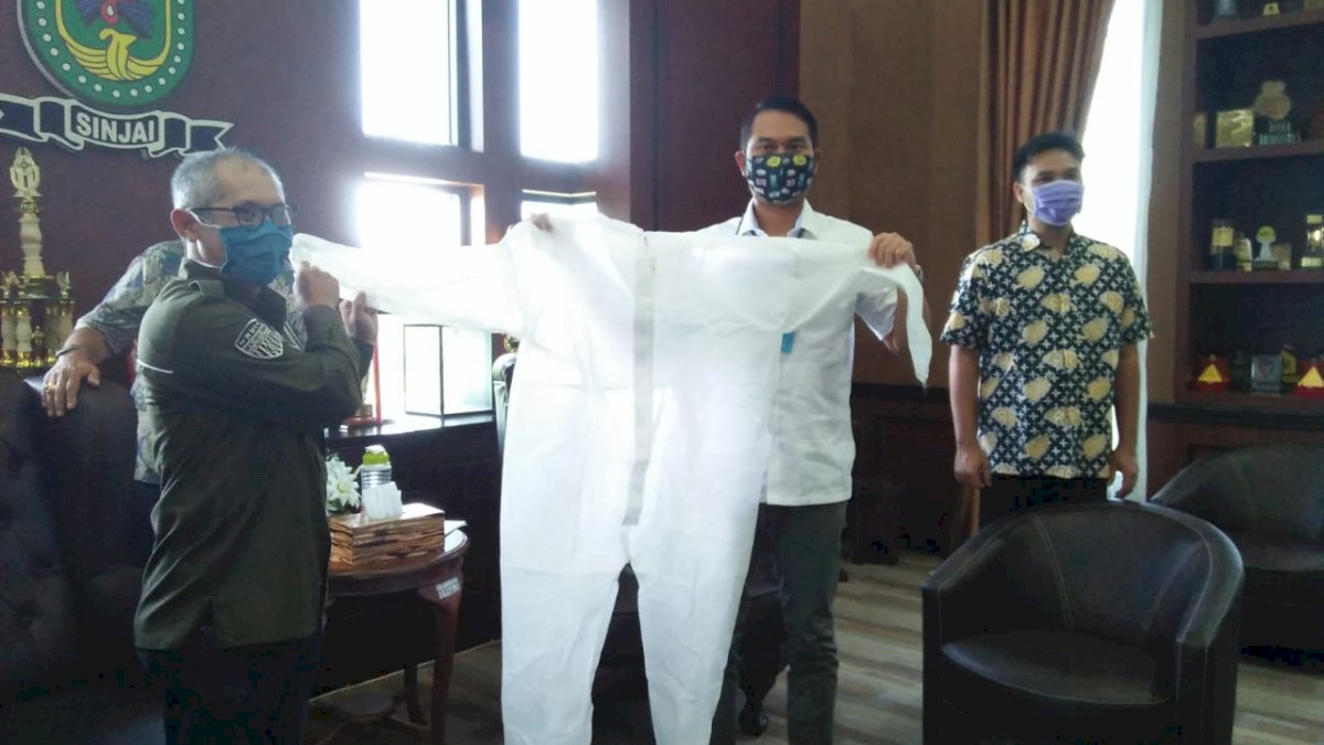 BNI Sinjai Bantu Petugas Medis Alat Pelindung Diri