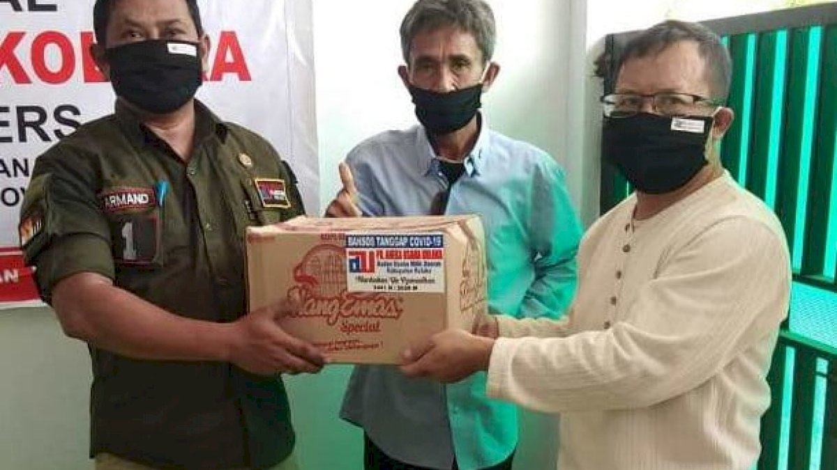 BUMD Aneka Usaha Bagi-bagi Sembako dan Masker untuk Warga Terdampak Covid-19