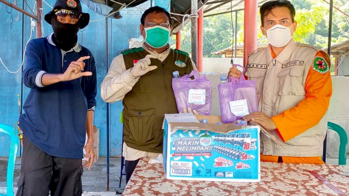 WITC Parepare Bagikan Suplemen kepada Tim Penanganan Covid-19 di Batas Kota