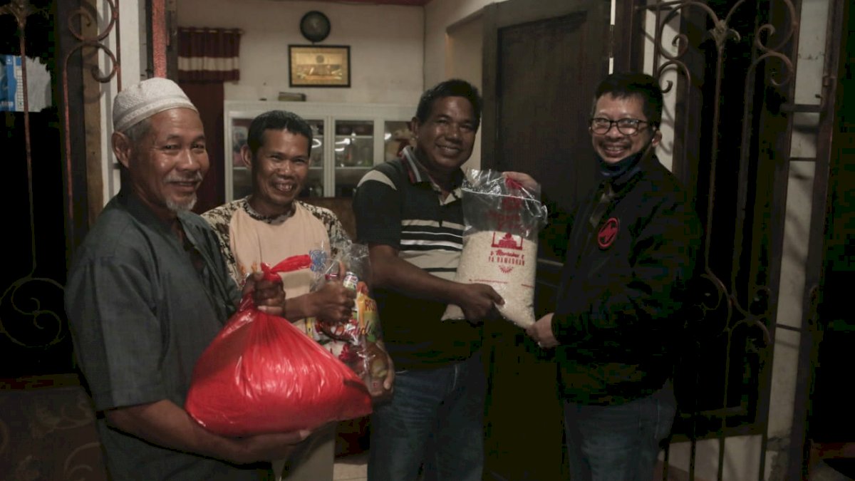 None Bagikan Ribuan Paket Sembako di 14 Kecamatan di Makassar