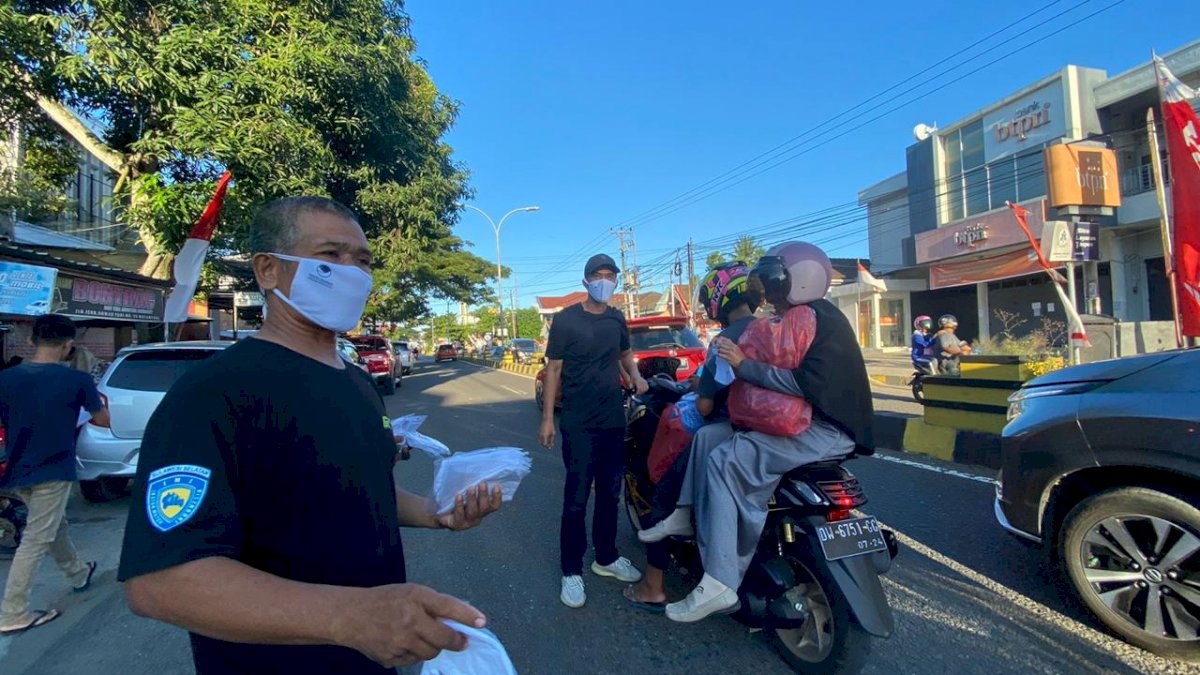 Legislator NasDem Bagi Masker ke Warga Bone Bareng Gelo Otomotif Club