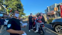 Legislator NasDem Bagi Masker ke Warga Bone Bareng Gelo Otomotif Club