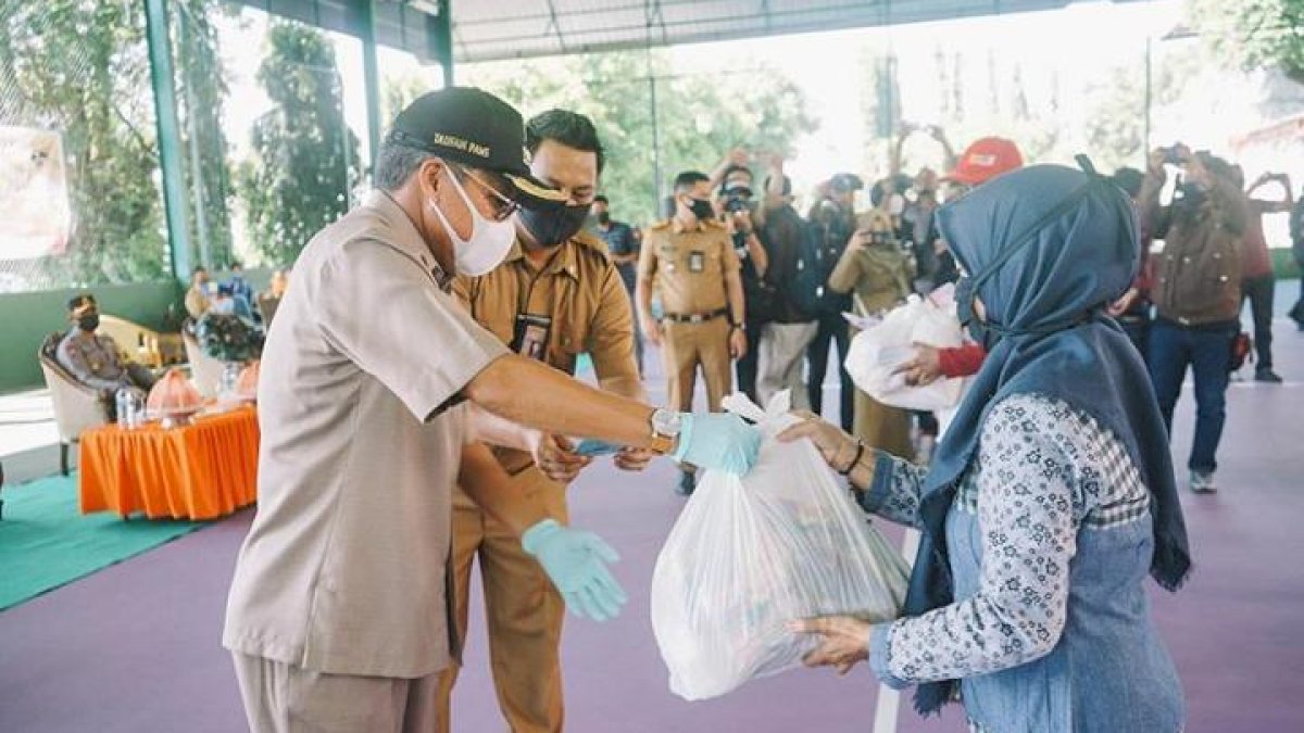 Pemkot Parepare Salurkan Bantuan Beras Peduli kepada Warga Terdampak Covid-19